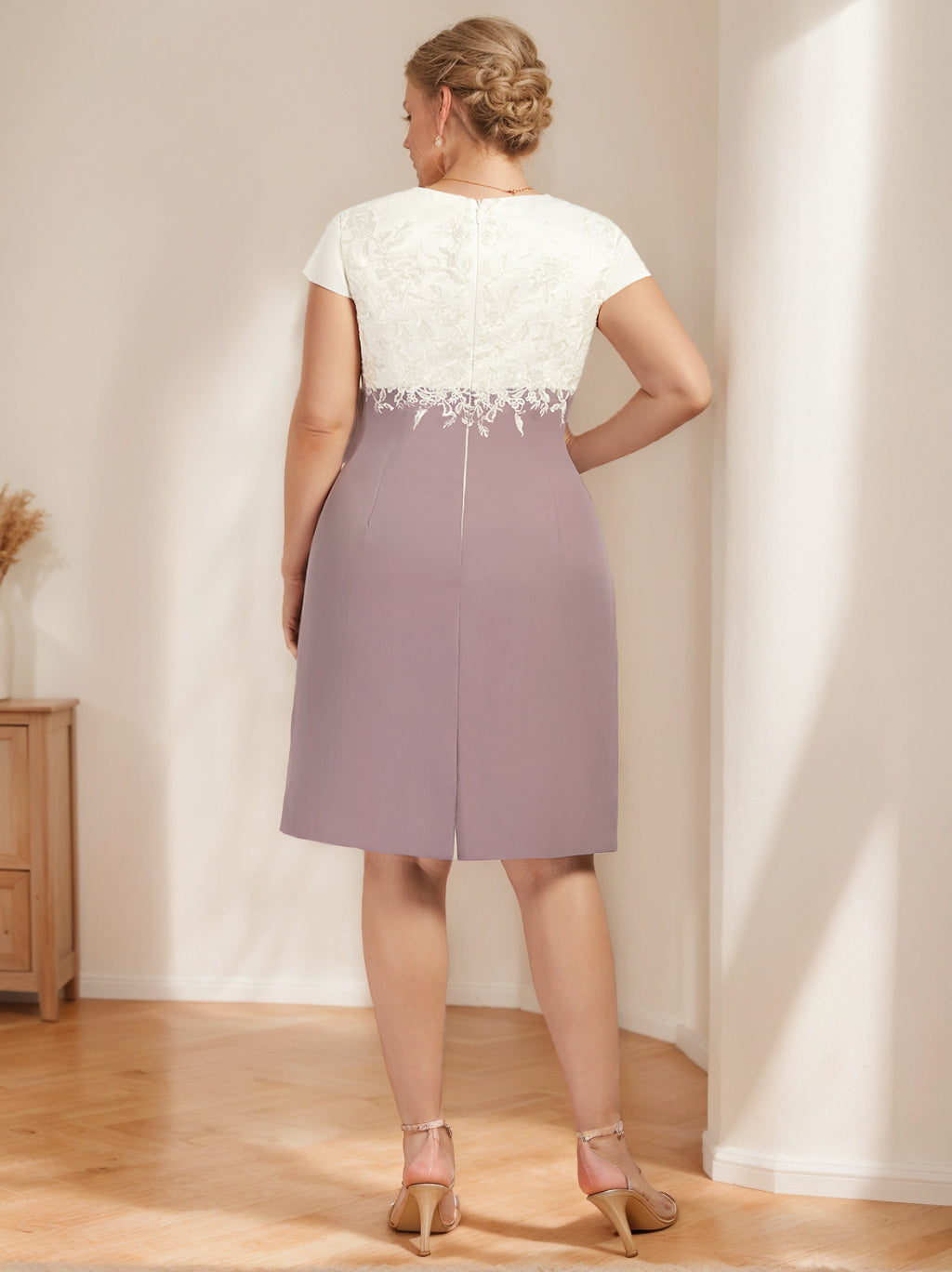 A-Line/Princess V-Neck Short Sleeves Knee-Length Plus Size Mother Of The Bride Dresses with Lace Appliques