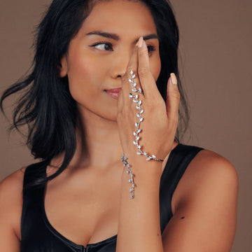 Stylish Rhinestone Simple Linking Finger Bracelet